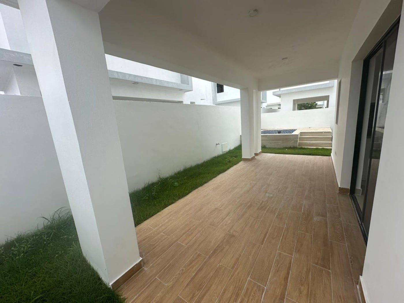 Casa en venta en frente de plaza comercial – foto 3