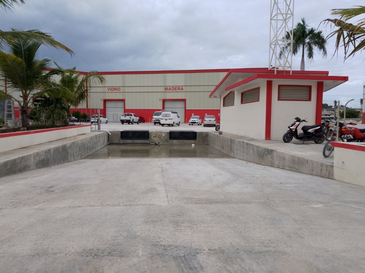 Exclusiva Nave Industrial en Bávaro – foto 1