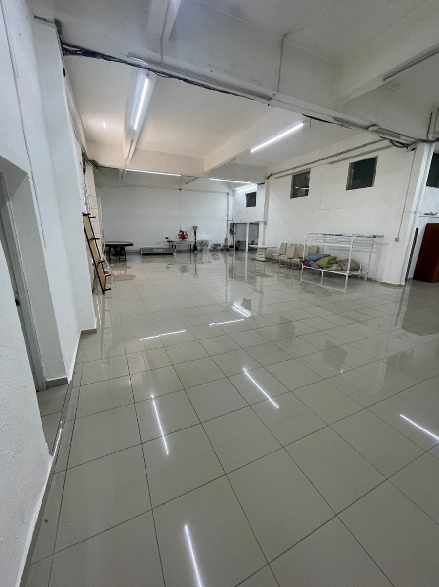 Amplio Local Comercial de dos niveles – foto 6