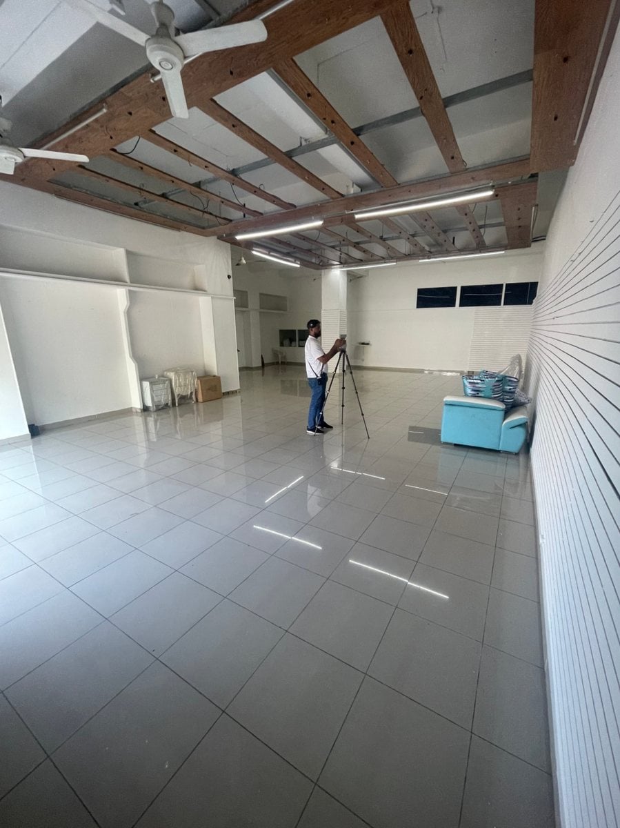 Amplio Local Comercial de dos niveles – foto 12