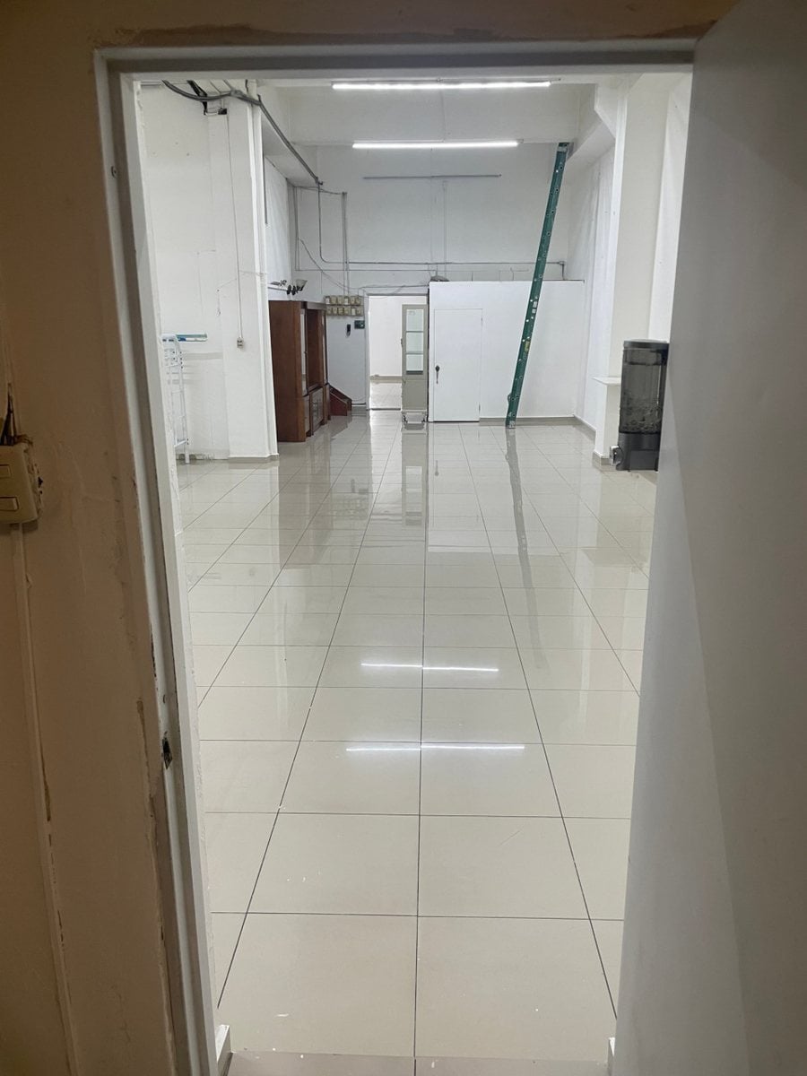 Amplio Local Comercial de dos niveles – foto 3