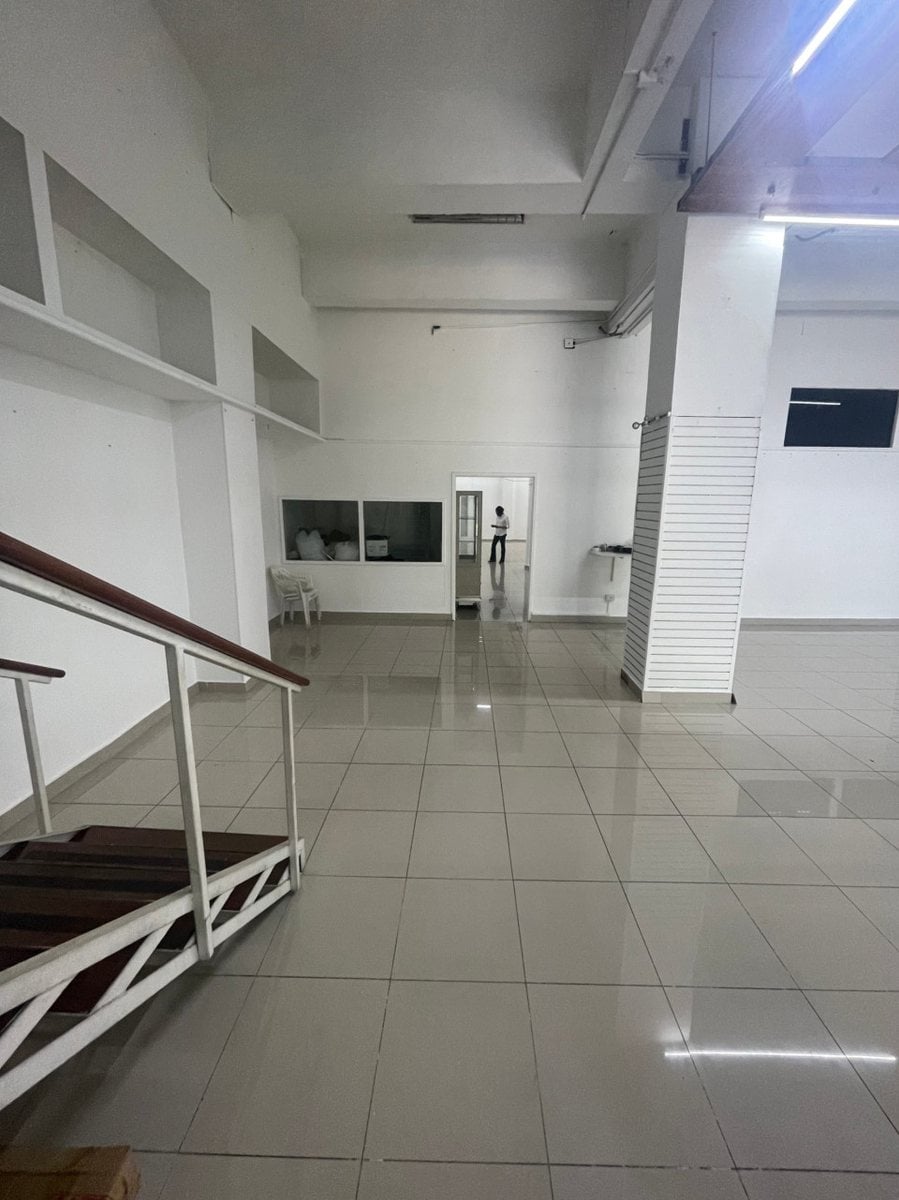 Amplio Local Comercial de dos niveles – foto 10