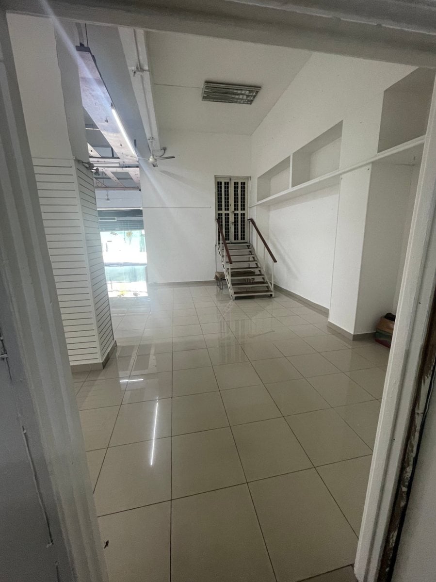 Amplio Local Comercial de dos niveles – foto 9