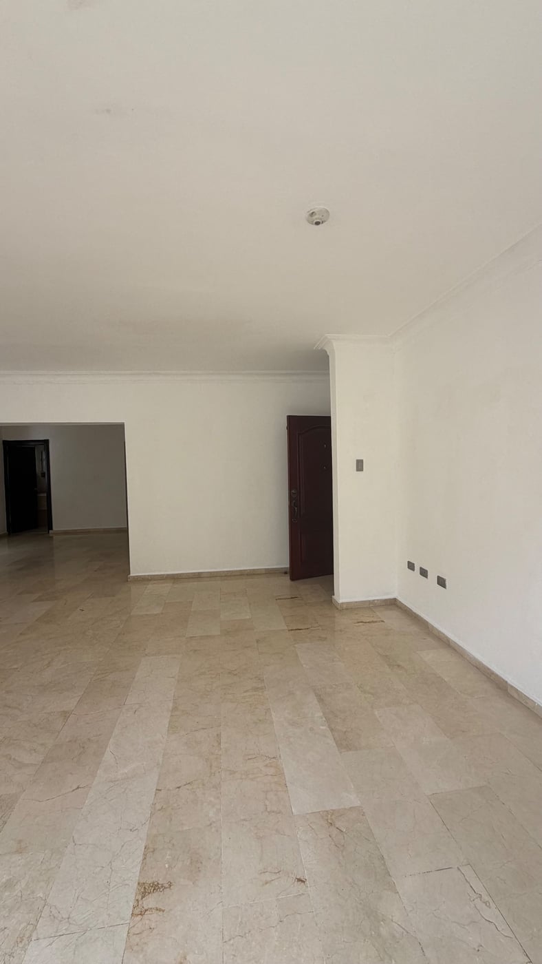 Apto en Urb. REAL con balcón y 2 parqueos – foto 4