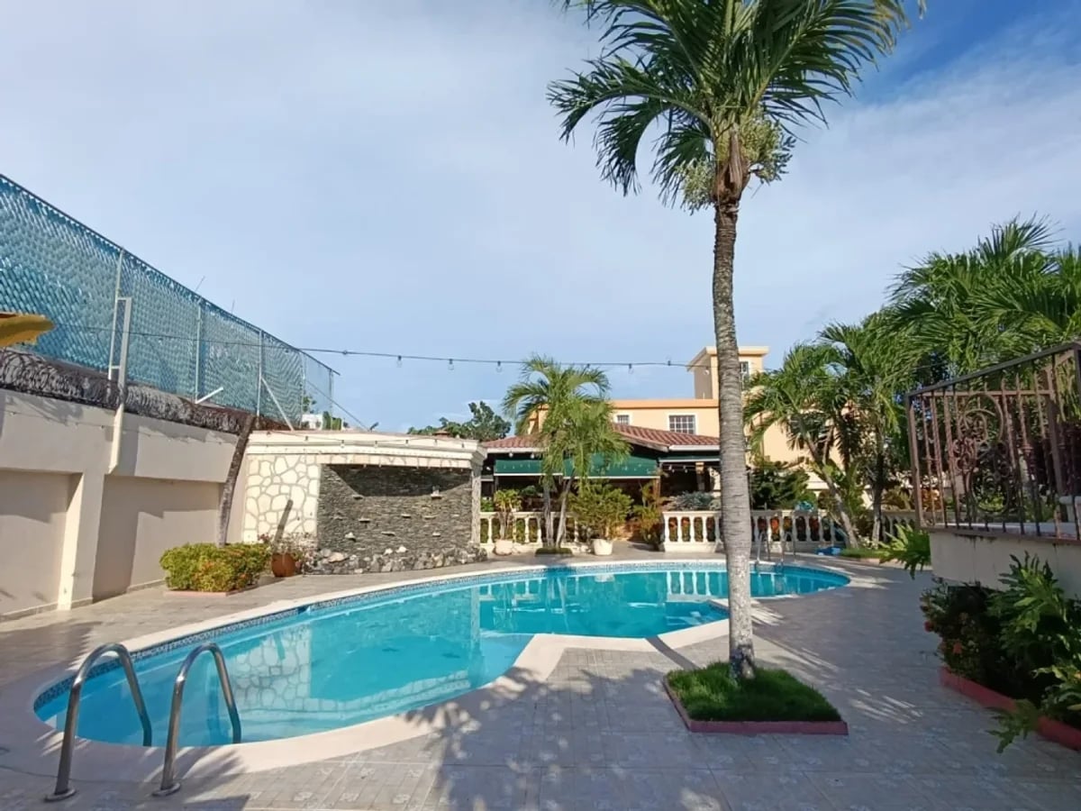Casa de 9 hab. con piscina y paneles solares – foto 1