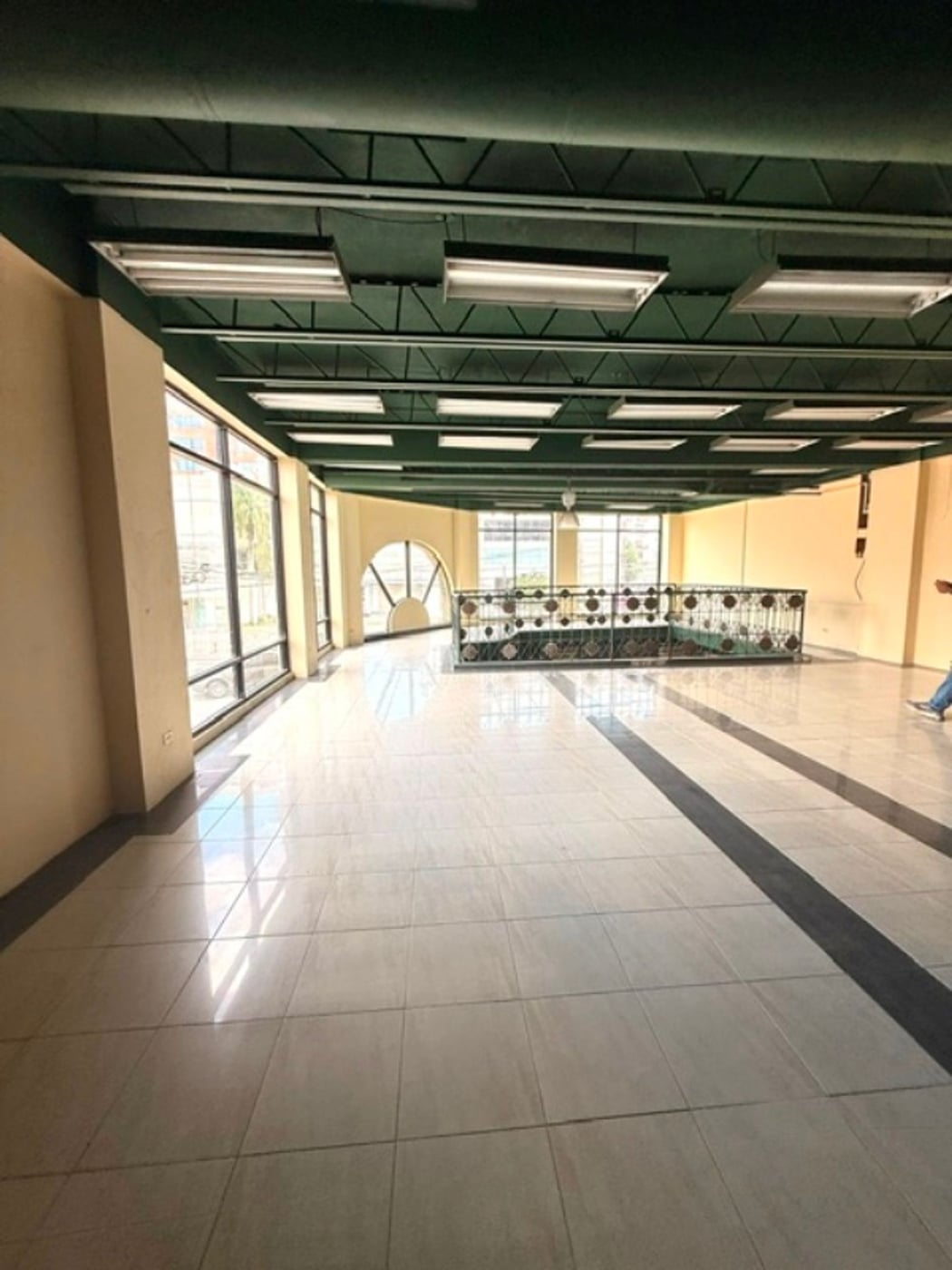EDIFICIO COMERCIAL EN ALQUILER 2000 M² ROBERTO PAS – foto 3