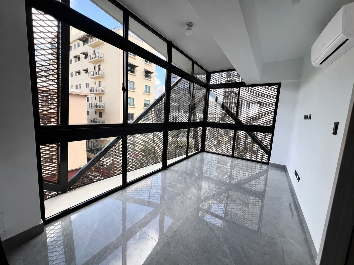 Apto para estrenar en Piantini, 1 hab con LB – foto 1